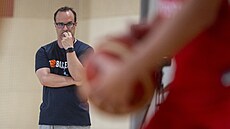 Diego Ocampo se zamýlí pi tréninku basketbalové reprezentace v Podbradech.