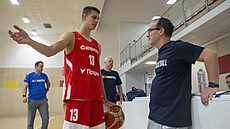Reprezentaní basketbalista Richard Bálint diskutuje s trenérem Diegem Ocampem.