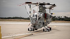 Vykládka první dvojice bitevních vrtulník AH-1Z Viper na základn v Námti.