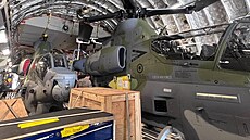 První dvojice bitevních vrtulník AH-1Z Viper pi vykládce v esku.