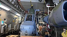 První dvojice bitevních vrtulník AH-1Z Viper pi vykládce v esku.