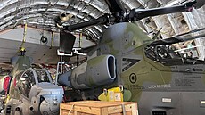 První dvojice bitevních vrtulník AH-1Z Viper pi vykládce v esku. Stroje do...