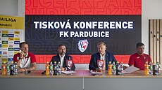 Tisková konference fotbalového klubu FK Pardubice. Zleva trenér Radoslav Ková,...