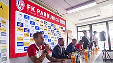 Tisková konference fotbalového klubu FK Pardubice, Zleva trenér Radoslav Ková�,...