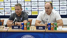 Zleva trenér Martin Svdík a výkonný editel Petr Pojezný vystoupili na tiskové...