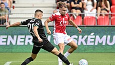 Pardubický fotbalista Bartosz Pikul v akci proti Bohemians.