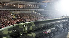 Mezikontinentální balistická raketa Hwasong-17 během vojenské přehlídky na...