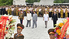 Severokorejský premiér Kim Tok Hun (v edém) se úastní ceremoniálu pi...
