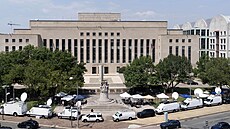 Televizní táby ped federálním soudem ve Washingtonu, kde zasedá velká porota...