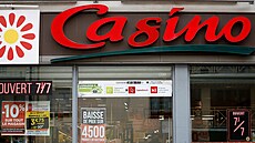 Logo potravinářského řetězce Casino na supermarketu ve francouzském Nantes (2....