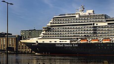 Výletní lo Holland America Line v amsterdamském pístavu (1. kvtna 2022)