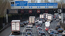 Dálnice M25 u Eghamu v hrabství Surrey. asto se zde tvoí dlouhé kolony,...