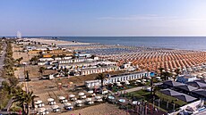 Pláže v italském Rimini na snímku z května 2023
