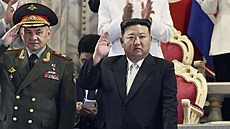 Severokorejský vdce Kim ong-un a ruský ministr obrany Sergej ojgu bhem...