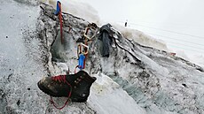 Horolezci ve �výcarských Alpách na�li poz�statky a vybavení n�meckého turisty,...