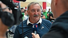 estný prezident Bohemians Antonín Panenka mluví s novinái ped odletem k...