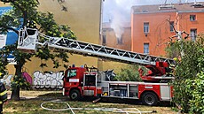 Kolem 12:30 vyjídli pratí hasii do ulice Podlipného v Libni, kde hoel...