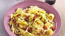 Nudle se zel�m a slaninou