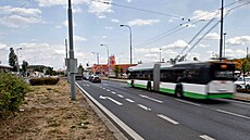 Stedový travnatý pás mezi jízdními smry na silnici U Prazdroje v Plzni se...