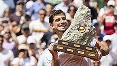 Pedro Cachín s trofejí pro vít�ze turnaje v Gstaadu.