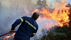 �e�tí hasi�i zápasí s po�árem ve vesnici Asklipio na ostrov� Rhodos. (23....