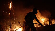 Řečtí hasiči zápasí s požárem ve vesnici Asklipio na ostrově Rhodos. (23....