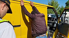 Ze luté dodávky po nárazu do nákladního auta v Brn vyskákalo dvanáct migrant...