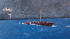 Expedice Monoxylon IV bojuje s vtrem a vlnami u Amorgosu v Egejském moi.