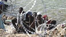 Migranti se shromaují v oblasti poblí libyjsko-tuniské hranice, kde jim...