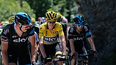 Leopold König (vpravo) vedle lídra Chrise Frooma bhem 16. etapy Tour de...