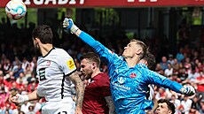 Dánský branká� Peter Vindahl Jensen v akci v dresu Norimberku b�hem jara 2023. ...