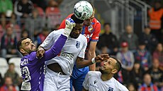 Branká Smakiqi z Drity se snaí vyboxovat  mí ped plzeským Chorým v utkání...