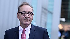 Soud v Londýn� zprostil amerického herce Kevina Spaceyho devíti obvin�ní ze...