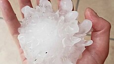 V severní Itálii v pond�lí spadla kroupa o pr�m�ru 19 centimetr�. Podle...