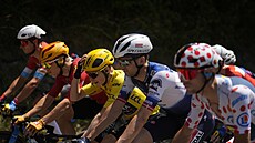 Jonas Vingegaard z Jumba ve lutém dresu bhem osmnácté etapy Tour de France.