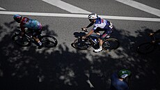Pohled na trojici v úniku bhem osmnácté etapy Tour de France. Vepedu jede...