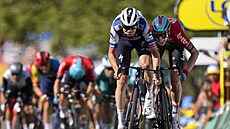 Kasper Asgreen si jede pro vítzství v osmnácté etap Tour de France, za ním...
