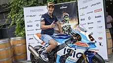 Závodník Oliver König zapózoval u své motorky p�ed tiskovou konferencí týmu...