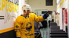 Kristian Reichel si bere hokejku ped prvním tréninkem hokejového Litvínova na...