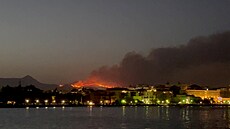 Evakuaci kvůli požárům vyhlásil po Rhodosu i řecký ostrov Korfu. (24. července...