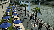 Náb�e�í Seiny se v lét� m�ní v improvizovanou plá�. (21. �ervence 2004)