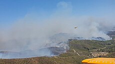 Turecká hasičská letadla pomáhají na řeckém ostrově Rhodos s likvidací požárů....