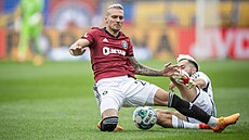 Spar�anský Luká� Haraslín v souboji s olomouckým Martinem Pospí�ilem.