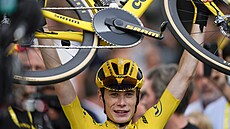 Jonas Vingegaard slaví celkové vítzství na Tour de France.