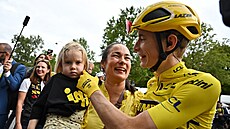 Jonas Vingegaard slaví celkové vít�zství na Tour de France spole�n� s rodinou.