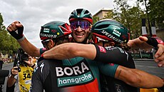 Jordi Meeus slaví s kolegy z týmu vítzství v poslední etap Tour de France.