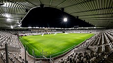 Lízátka na novém hradeckém fotbalovém stadionu u zase svítí.