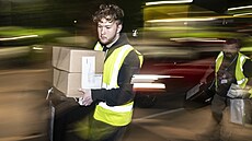 Pracovníci s urnami po po britských dopl�ujících volbách (21. �ervence 2023)