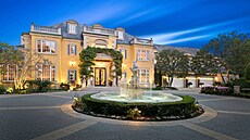 P�ed domem se zá�iv� �lutou fasádou nem��e chyb�t velká fontána.