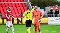 Antonín Kinský (vpravo) z Pardubic dostává �ervenou kartu za sv�j faul v utkání...